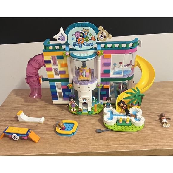 Lego Friends Pet Day-Care Center 41718 - Picture 2 of 5